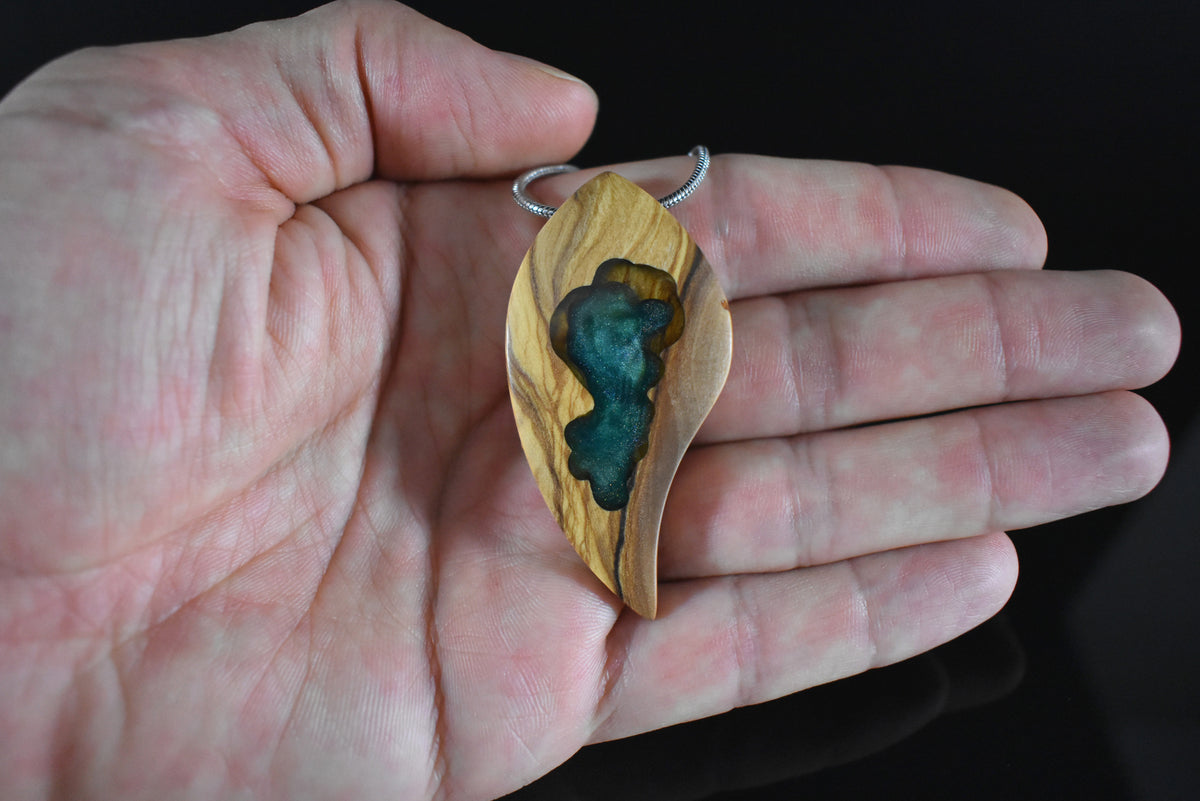 WOODISLAND - 2 Colliers Pendentifs séparable coeur en bois d'olivier tourné  à la main de façon artisanal sans produit chimique, cadeau fête des mères