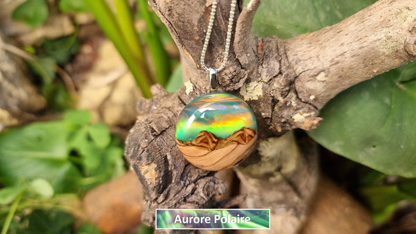 Collier avec pendentif opale aurore boréale et bois d'olivier