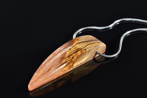 Pendentif fait main en bois d'olivier et résine, beige rosé, unique, made in France.