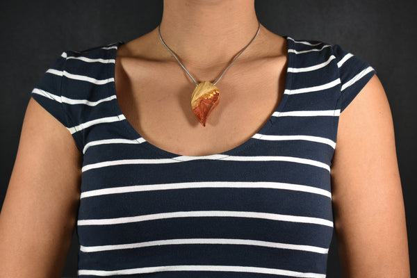 Collier avec pendentif en bois naturel, cuivré, artisanat France