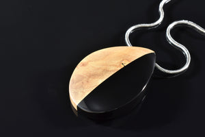 Collier en bois d’olivier naturel et résine noir intense, boho chic, fait-main