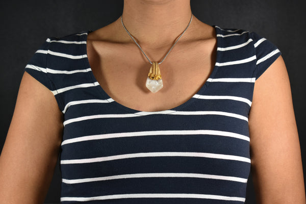 Collier avec pendentif en bois d'olivier et résine, fait-main, nacre blanc fabrication française, cadeau idéal