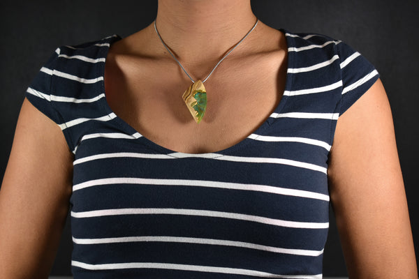 Pendentif en bois précieux, chic, émeraude intense, idéal cadeau ami